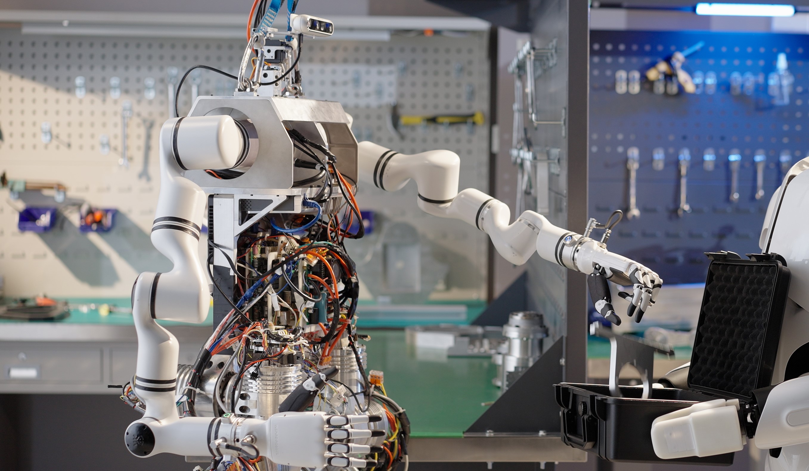 中国科学院自动化研究所研发Q系列人形机器人系统